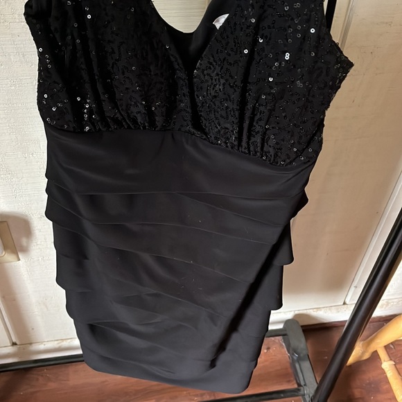 Black Sequined V-Neck Formal Dress - Picture 4 of 6